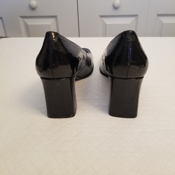 Bandolino Womens Heels Black Embossed Patten Leather  Size 7.5M - Picture 2 of 11